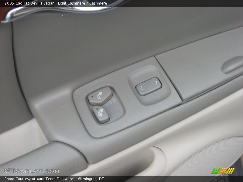 Light Cashmere / Cashmere 2005 Cadillac DeVille Sedan