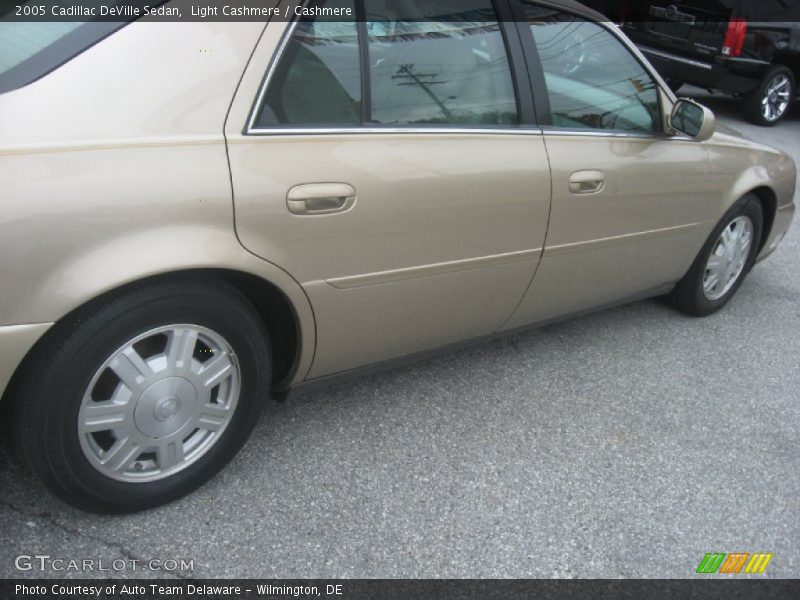 Light Cashmere / Cashmere 2005 Cadillac DeVille Sedan