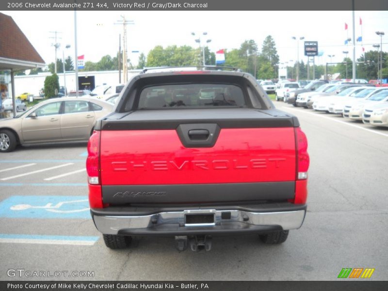 Victory Red / Gray/Dark Charcoal 2006 Chevrolet Avalanche Z71 4x4