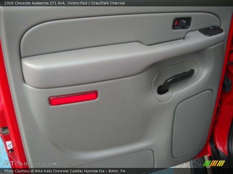 Victory Red / Gray/Dark Charcoal 2006 Chevrolet Avalanche Z71 4x4