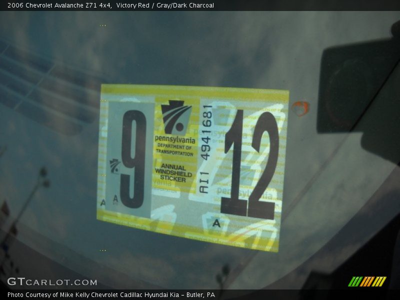 Victory Red / Gray/Dark Charcoal 2006 Chevrolet Avalanche Z71 4x4