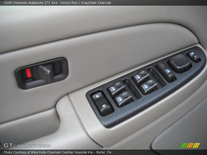Victory Red / Gray/Dark Charcoal 2006 Chevrolet Avalanche Z71 4x4