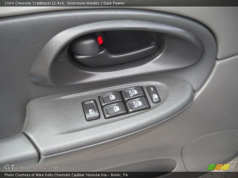 Silverstone Metallic / Dark Pewter 2004 Chevrolet TrailBlazer LS 4x4