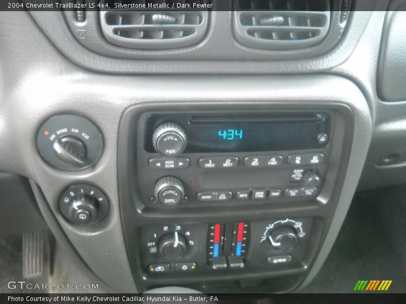 Silverstone Metallic / Dark Pewter 2004 Chevrolet TrailBlazer LS 4x4