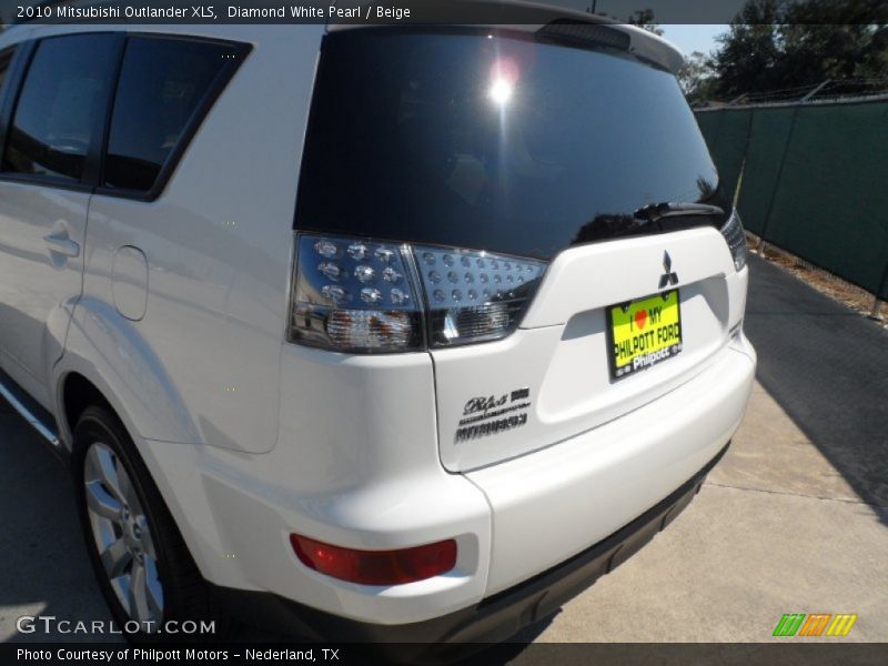 Diamond White Pearl / Beige 2010 Mitsubishi Outlander XLS