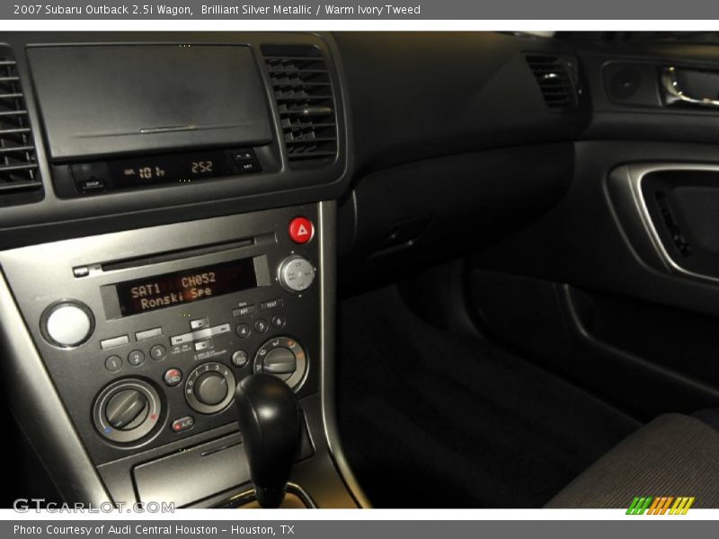 Brilliant Silver Metallic / Warm Ivory Tweed 2007 Subaru Outback 2.5i Wagon