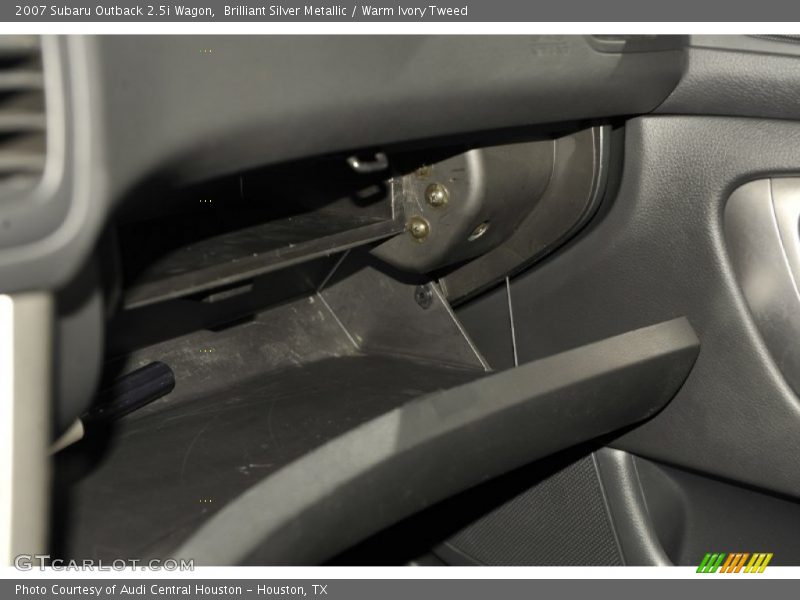 Brilliant Silver Metallic / Warm Ivory Tweed 2007 Subaru Outback 2.5i Wagon