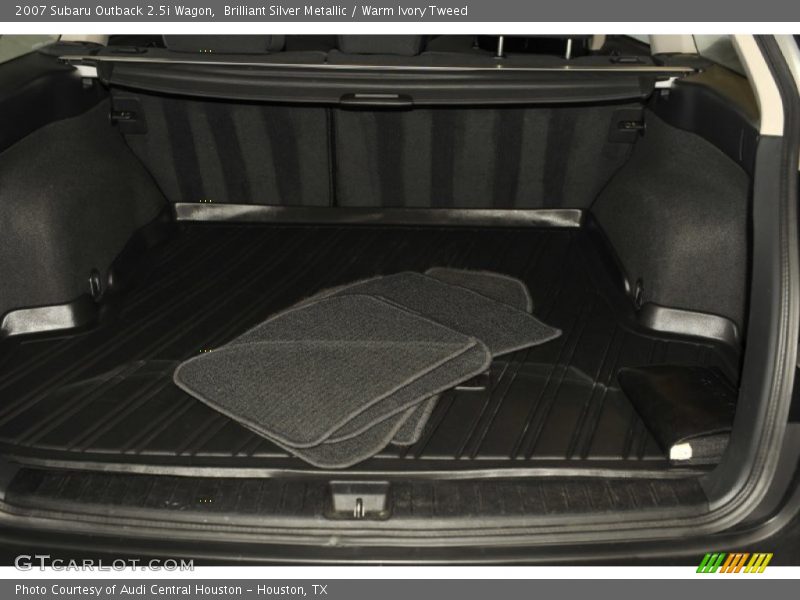 Brilliant Silver Metallic / Warm Ivory Tweed 2007 Subaru Outback 2.5i Wagon