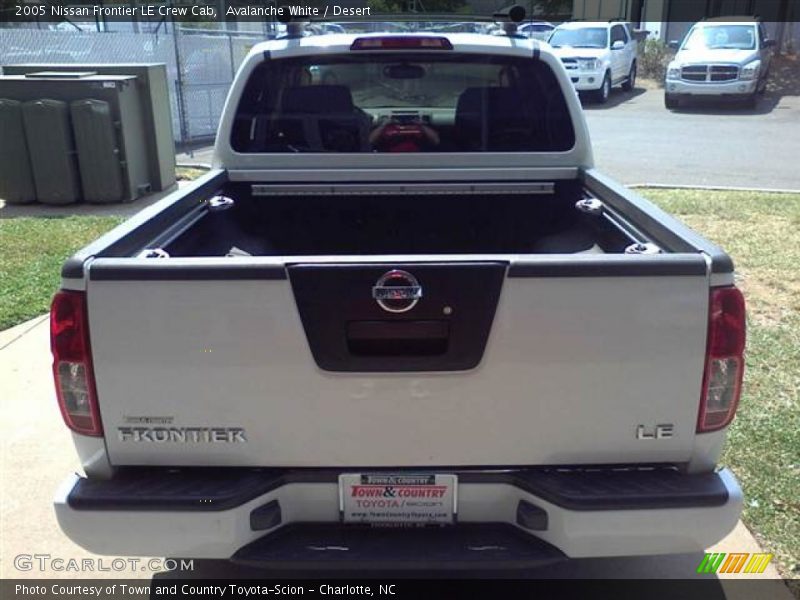 Avalanche White / Desert 2005 Nissan Frontier LE Crew Cab