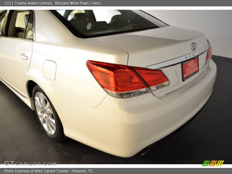 Blizzard White Pearl / Ivory 2011 Toyota Avalon Limited