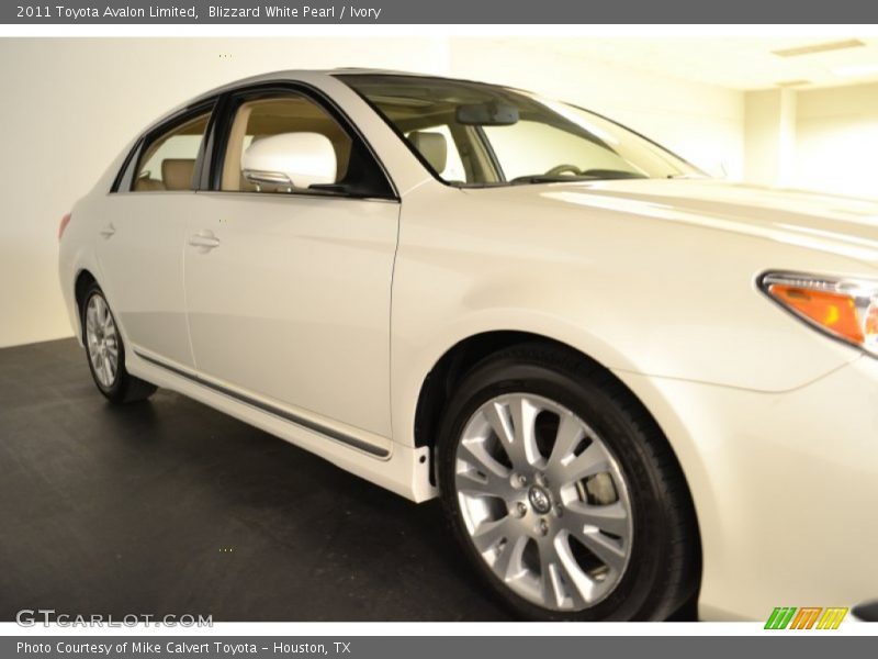 Blizzard White Pearl / Ivory 2011 Toyota Avalon Limited