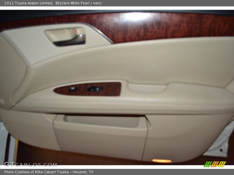 Blizzard White Pearl / Ivory 2011 Toyota Avalon Limited