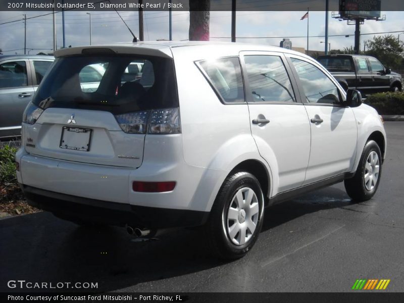 Diamond White Pearl / Black 2007 Mitsubishi Outlander ES