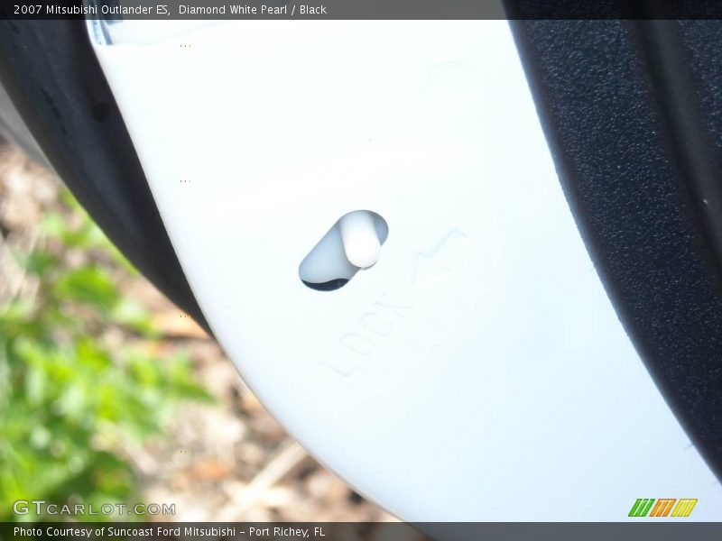 Diamond White Pearl / Black 2007 Mitsubishi Outlander ES