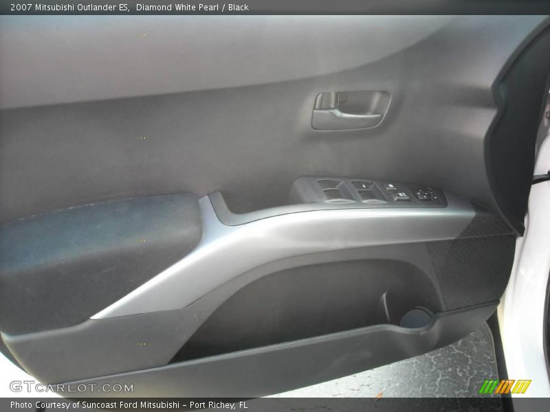 Diamond White Pearl / Black 2007 Mitsubishi Outlander ES