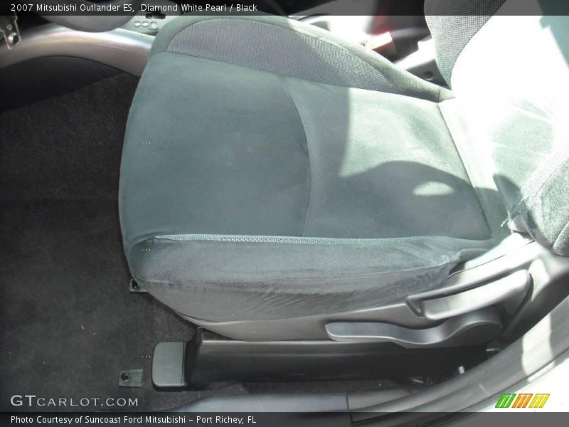 Diamond White Pearl / Black 2007 Mitsubishi Outlander ES