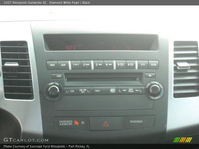 Diamond White Pearl / Black 2007 Mitsubishi Outlander ES