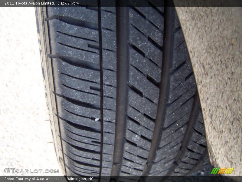 Black / Ivory 2011 Toyota Avalon Limited