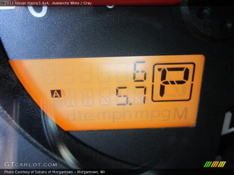 Avalanche White / Gray 2011 Nissan Xterra S 4x4