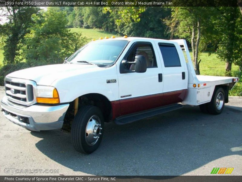 Oxford White / Medium Prairie Tan 1999 Ford F550 Super Duty XLT Regular Cab 4x4 Flat Bed