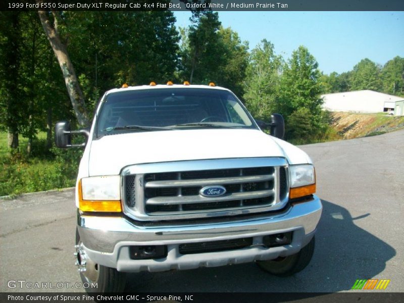 Oxford White / Medium Prairie Tan 1999 Ford F550 Super Duty XLT Regular Cab 4x4 Flat Bed