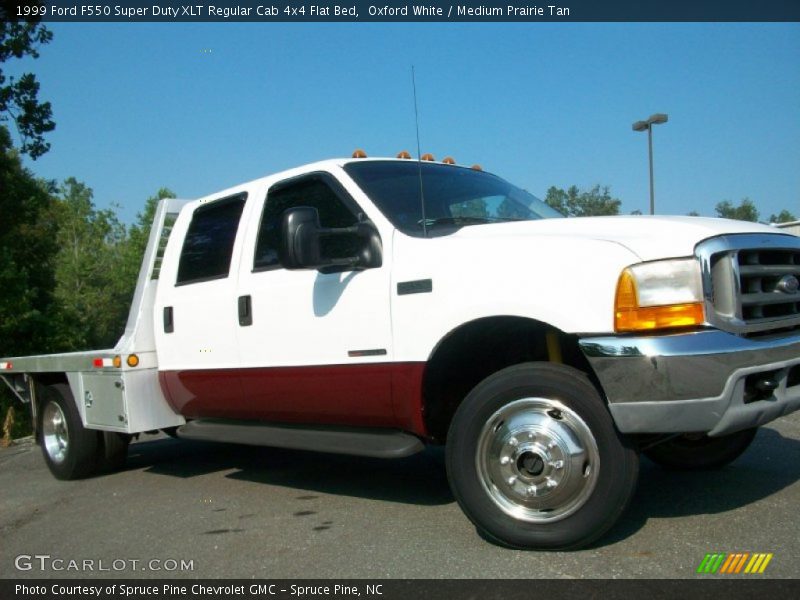 Oxford White / Medium Prairie Tan 1999 Ford F550 Super Duty XLT Regular Cab 4x4 Flat Bed