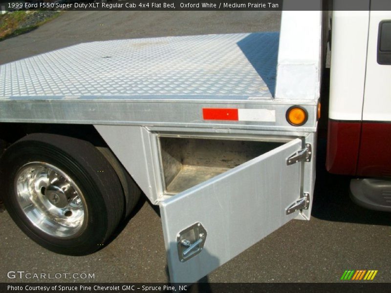 Oxford White / Medium Prairie Tan 1999 Ford F550 Super Duty XLT Regular Cab 4x4 Flat Bed