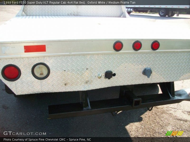 Oxford White / Medium Prairie Tan 1999 Ford F550 Super Duty XLT Regular Cab 4x4 Flat Bed