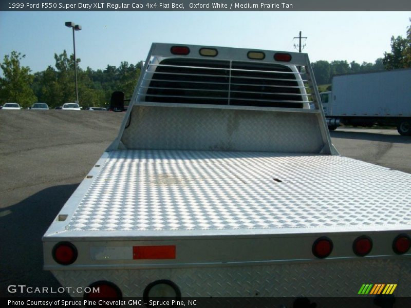 Oxford White / Medium Prairie Tan 1999 Ford F550 Super Duty XLT Regular Cab 4x4 Flat Bed