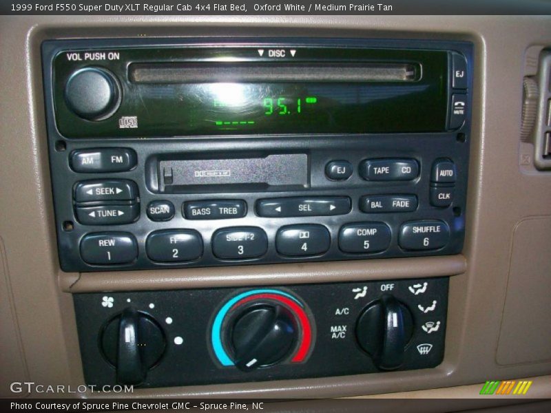 Oxford White / Medium Prairie Tan 1999 Ford F550 Super Duty XLT Regular Cab 4x4 Flat Bed