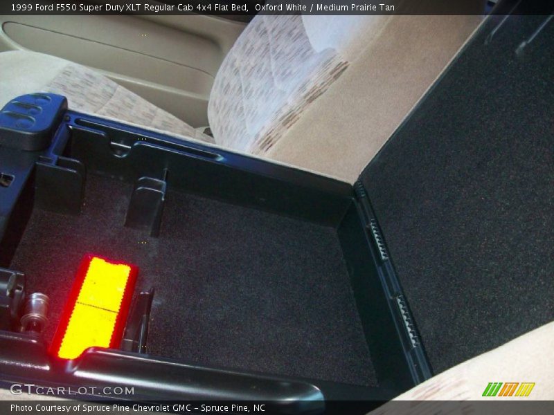 Oxford White / Medium Prairie Tan 1999 Ford F550 Super Duty XLT Regular Cab 4x4 Flat Bed
