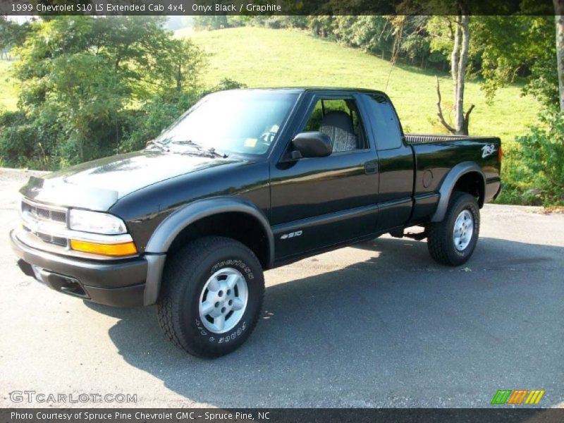Front 3/4 View of 1999 S10 LS Extended Cab 4x4