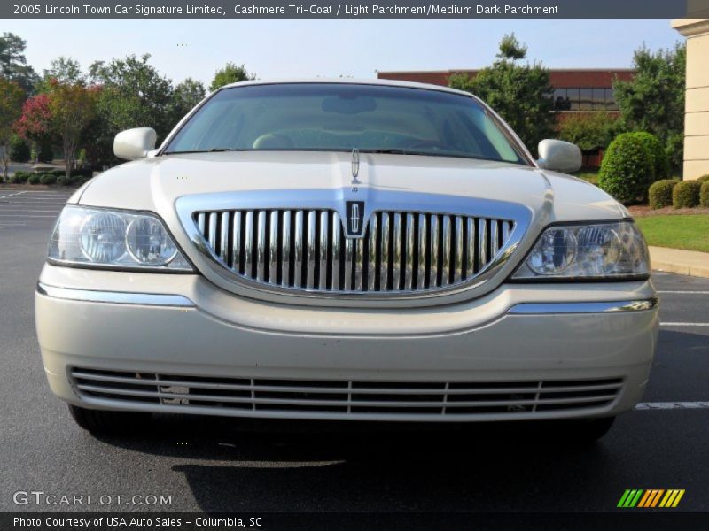 Cashmere Tri-Coat / Light Parchment/Medium Dark Parchment 2005 Lincoln Town Car Signature Limited