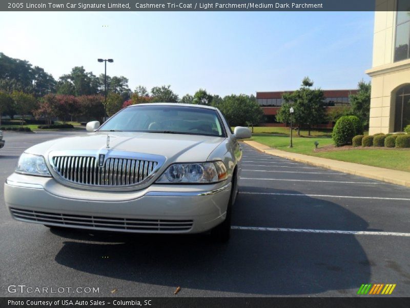 Cashmere Tri-Coat / Light Parchment/Medium Dark Parchment 2005 Lincoln Town Car Signature Limited