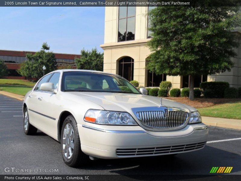 Cashmere Tri-Coat / Light Parchment/Medium Dark Parchment 2005 Lincoln Town Car Signature Limited