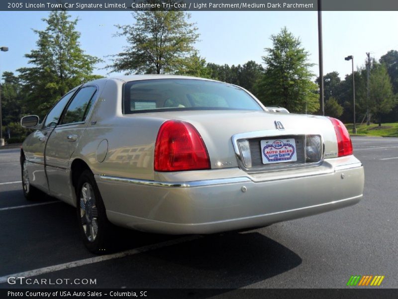 Cashmere Tri-Coat / Light Parchment/Medium Dark Parchment 2005 Lincoln Town Car Signature Limited