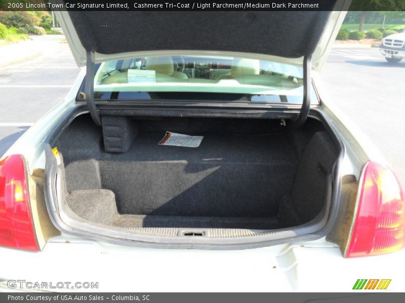 Cashmere Tri-Coat / Light Parchment/Medium Dark Parchment 2005 Lincoln Town Car Signature Limited