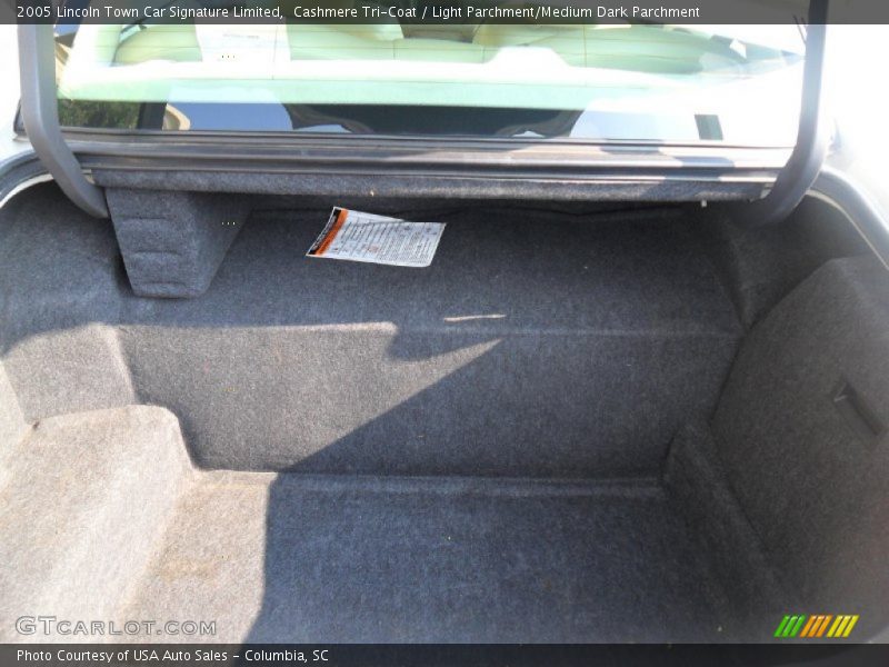 Cashmere Tri-Coat / Light Parchment/Medium Dark Parchment 2005 Lincoln Town Car Signature Limited
