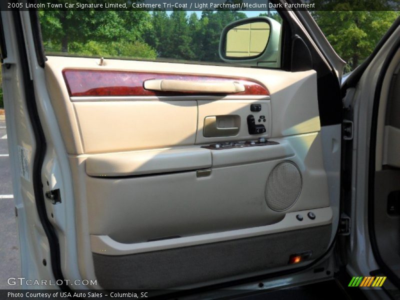 Cashmere Tri-Coat / Light Parchment/Medium Dark Parchment 2005 Lincoln Town Car Signature Limited