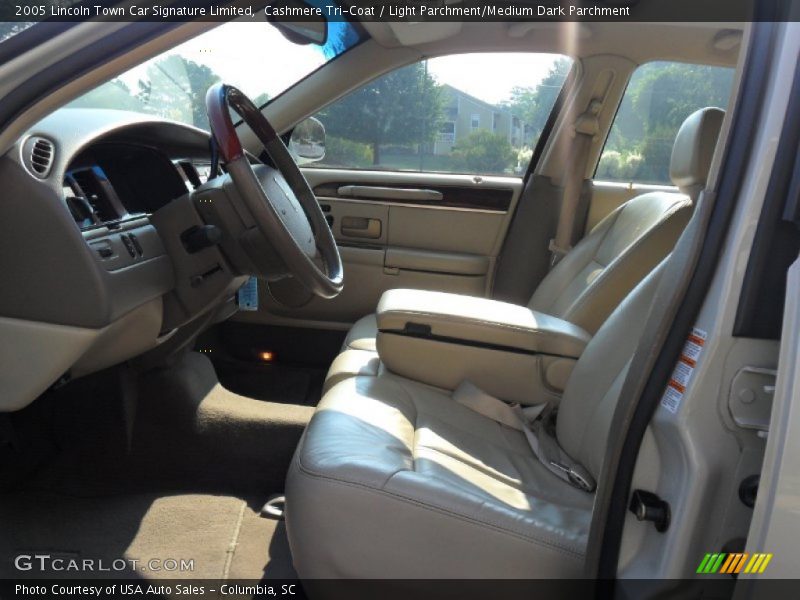 Cashmere Tri-Coat / Light Parchment/Medium Dark Parchment 2005 Lincoln Town Car Signature Limited