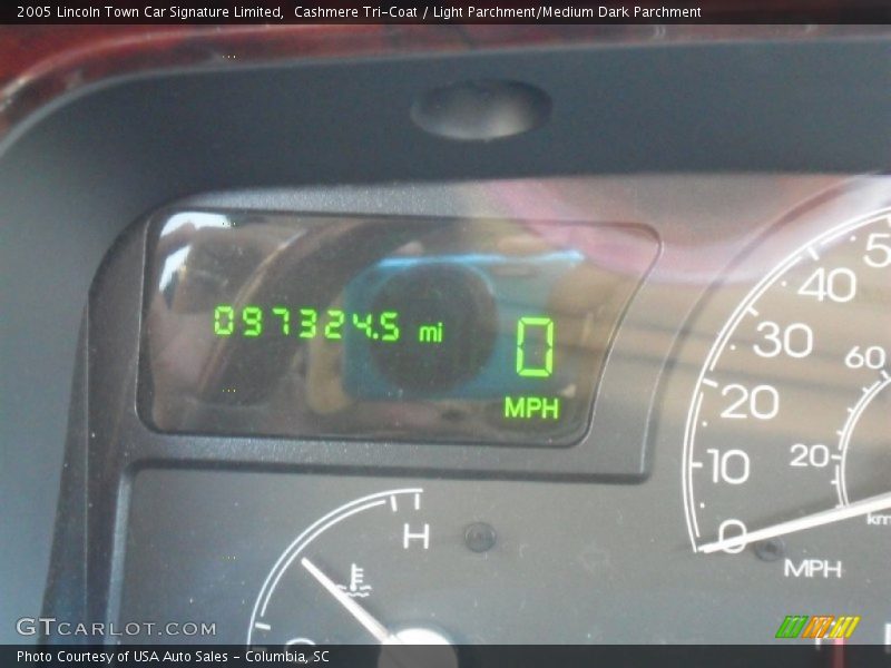 Cashmere Tri-Coat / Light Parchment/Medium Dark Parchment 2005 Lincoln Town Car Signature Limited