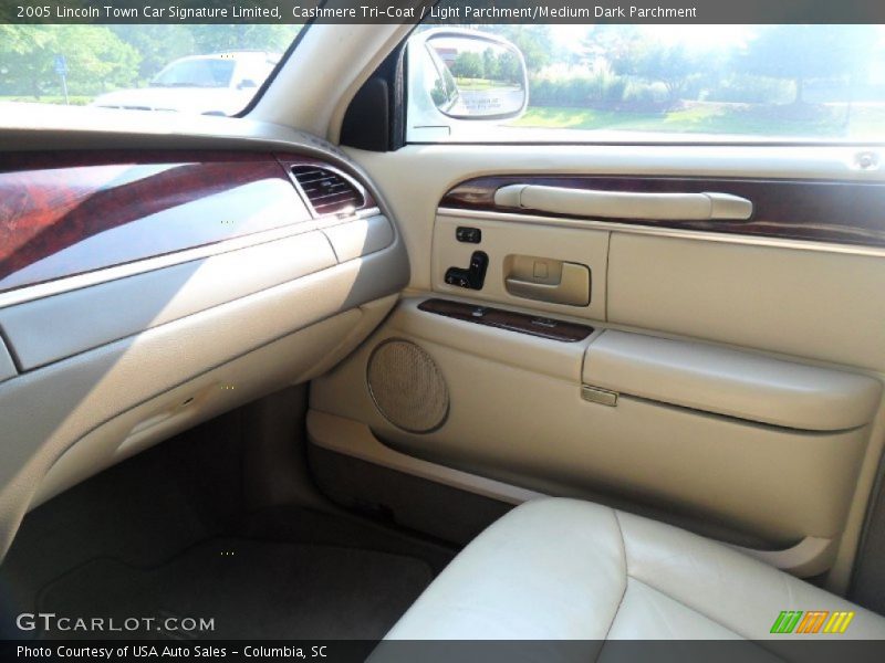 Cashmere Tri-Coat / Light Parchment/Medium Dark Parchment 2005 Lincoln Town Car Signature Limited