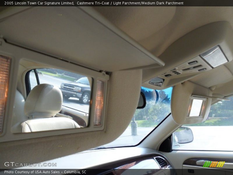 Cashmere Tri-Coat / Light Parchment/Medium Dark Parchment 2005 Lincoln Town Car Signature Limited