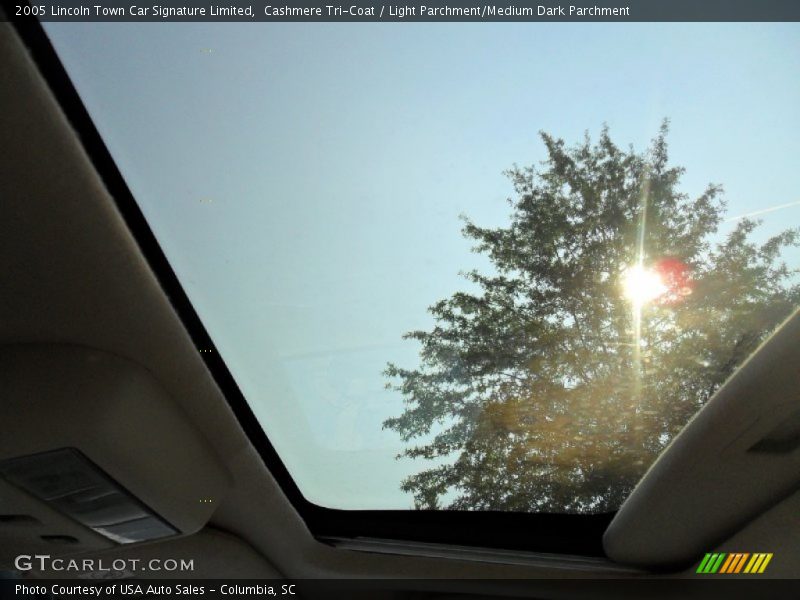 Cashmere Tri-Coat / Light Parchment/Medium Dark Parchment 2005 Lincoln Town Car Signature Limited