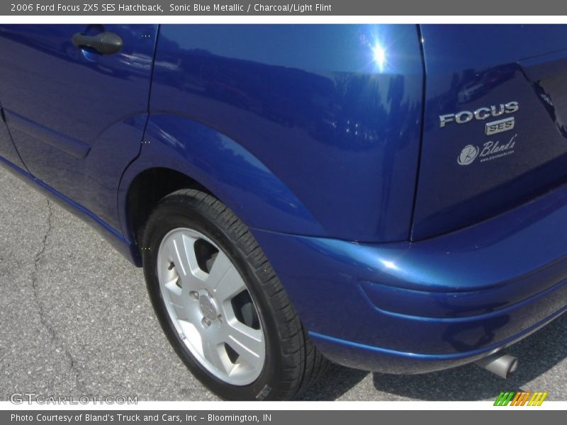 Sonic Blue Metallic / Charcoal/Light Flint 2006 Ford Focus ZX5 SES Hatchback