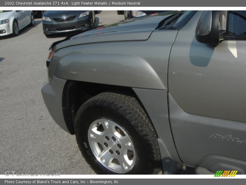 Light Pewter Metallic / Medium Neutral 2002 Chevrolet Avalanche Z71 4x4