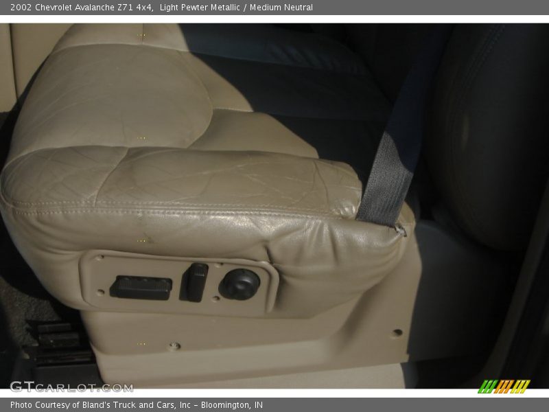 Light Pewter Metallic / Medium Neutral 2002 Chevrolet Avalanche Z71 4x4