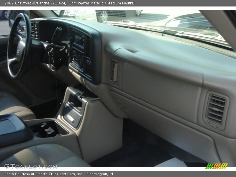 Light Pewter Metallic / Medium Neutral 2002 Chevrolet Avalanche Z71 4x4