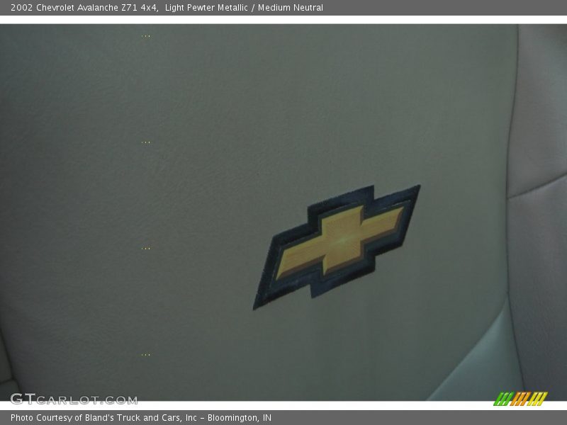 Light Pewter Metallic / Medium Neutral 2002 Chevrolet Avalanche Z71 4x4