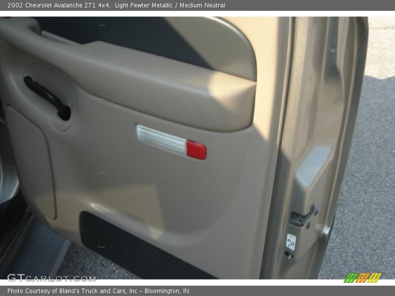 Light Pewter Metallic / Medium Neutral 2002 Chevrolet Avalanche Z71 4x4